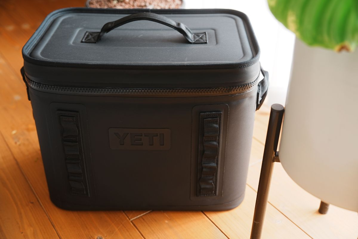 YETI Hopper Flip 18 イエティ ホッパー フリップ 18 オールブラック　アイキャッチ