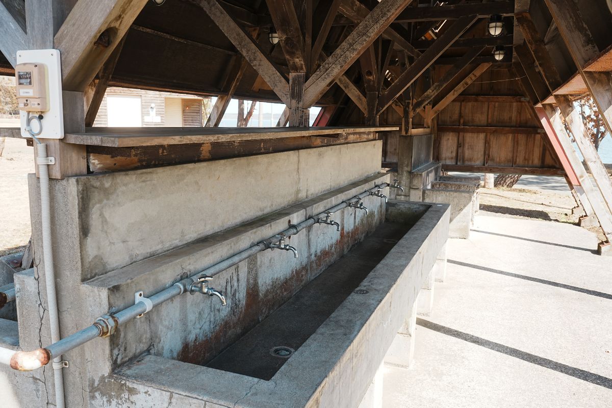 わかさぎ公園浜台キャンプ場 芝生サイト 炊事場