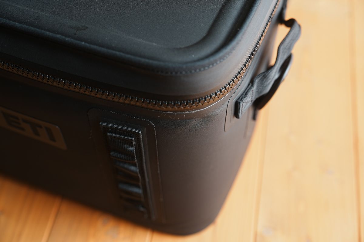 YETI Hopper Flip 18 イエティ ホッパー フリップ 18　２Lペットボトル　ダブルステッチハンドル　ループ