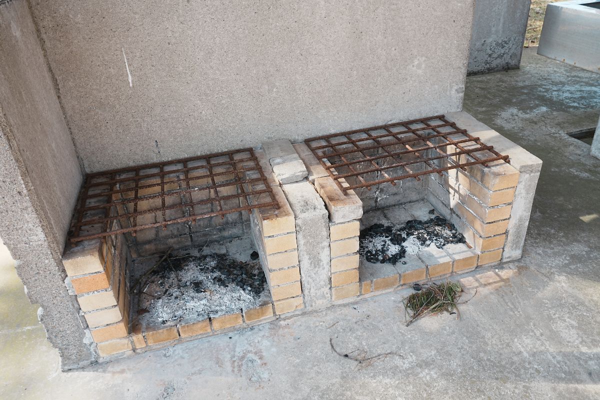 わかさぎ公園浜台キャンプ場 オートキャンプ場 竈門 灰捨て場