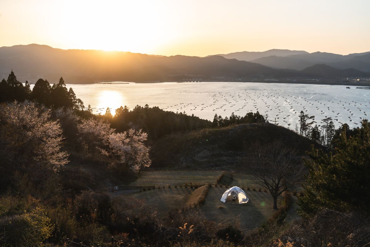 Snow Peak 陸前高田キャンプフィールド　アイキャッチ　広田湾　ヒルバーグ　アトラス　夕陽