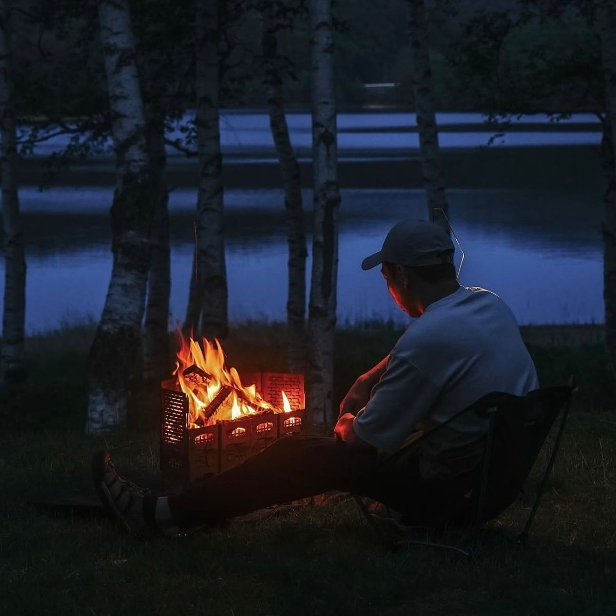 キャンプ　焚火