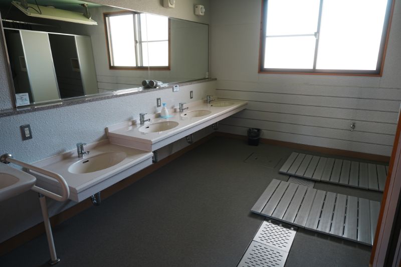 Snow Peak 陸前高田キャンプフィールド　サニタリー棟　シャワー　洗面台