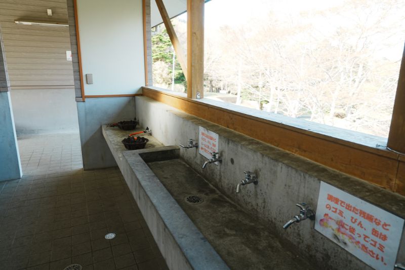 おしか家族旅行村オートキャンプ場　サニタリー棟横　炊事場　ガスコンロ