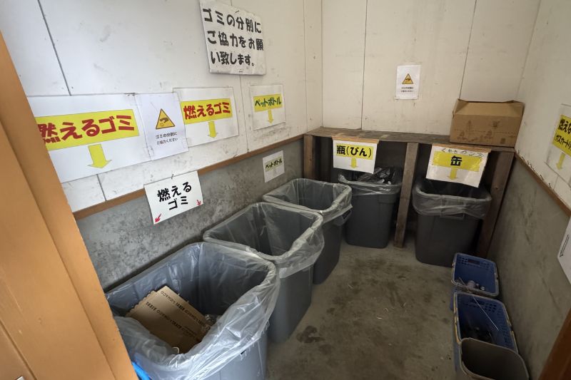 おしか家族旅行村オートキャンプ場　サニタリー棟　ゴミ捨て場１