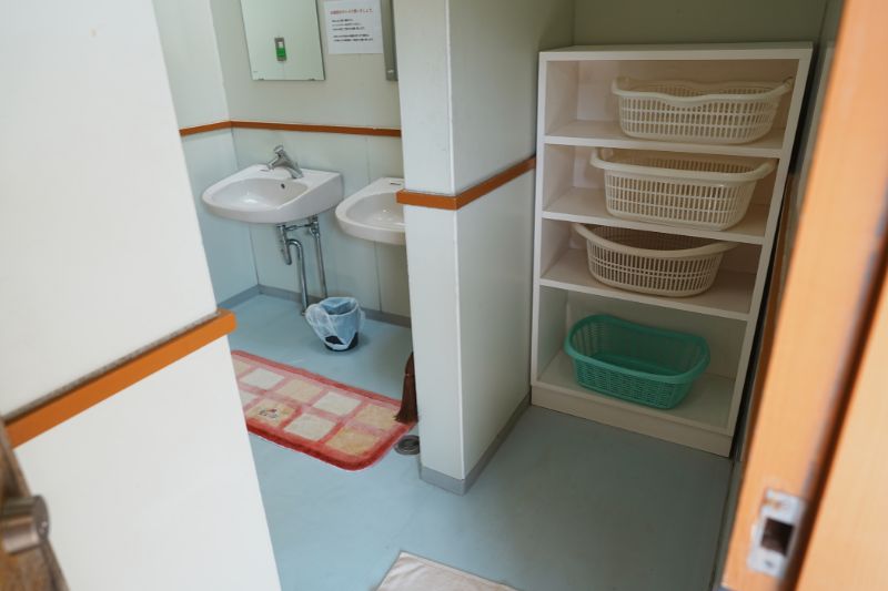 おしか家族旅行村オートキャンプ場　サニタリー棟　シャワー　脱衣所