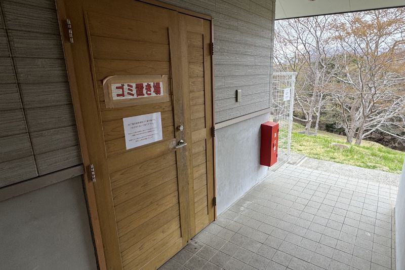 おしか家族旅行村オートキャンプ場　サニタリー棟　ゴミ捨て場　入口