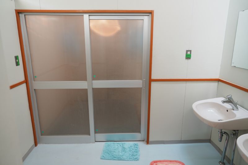 おしか家族旅行村オートキャンプ場　サニタリー棟　シャワー　洗面台　入口