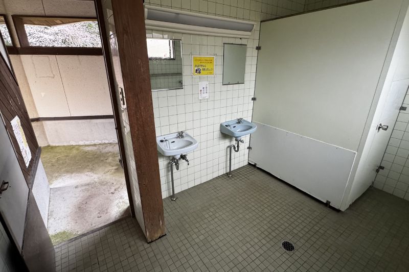 奈曽川河川公園キャンプ場　トイレ１