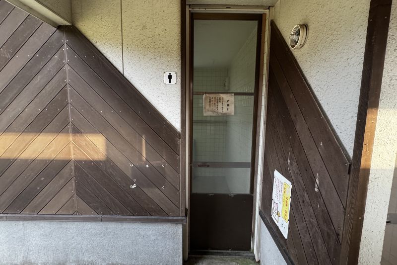 奈曽川河川公園キャンプ場　トイレ　扉