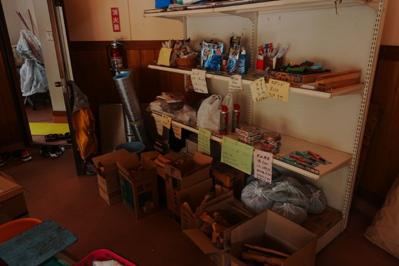 御所の台オートキャンプ場　管理　受付棟　薪　キャンプ用品