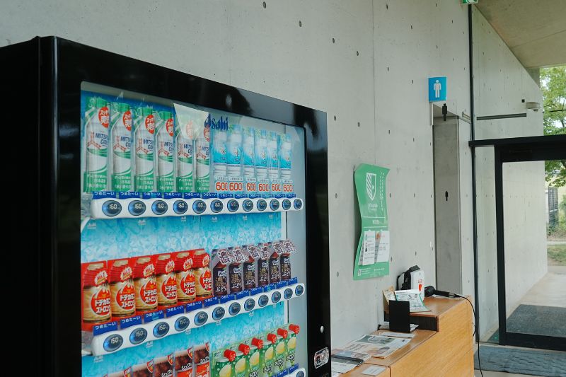 snowpeak headquarters campfield（スノーピーク ヘッドクォーターズ）　管理棟　自販機