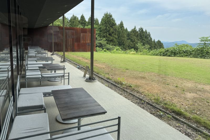 snowpeak field suite spa headquarters（スノーピーク フィールド スイート スパヘッドクォーターズ） 　雪峰食堂　テラス席