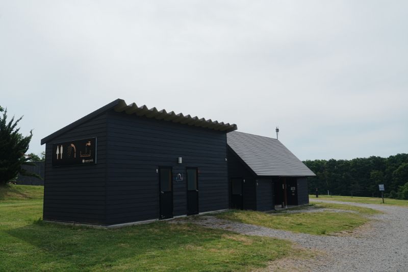 snowpeak headquarters campfield（スノーピーク ヘッドクォーターズ）　電源区画サイト　シャワー・トイレ棟