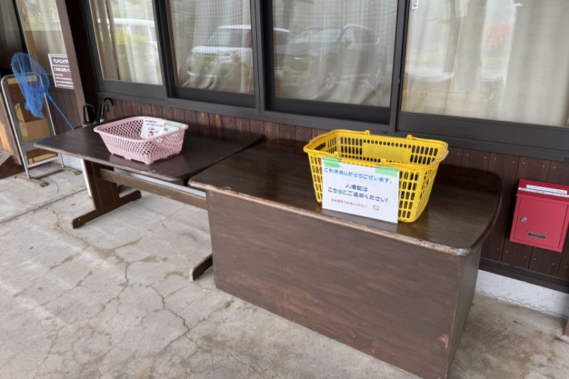 荒船キャンプフィールド 管理棟 入場証 返却カゴ